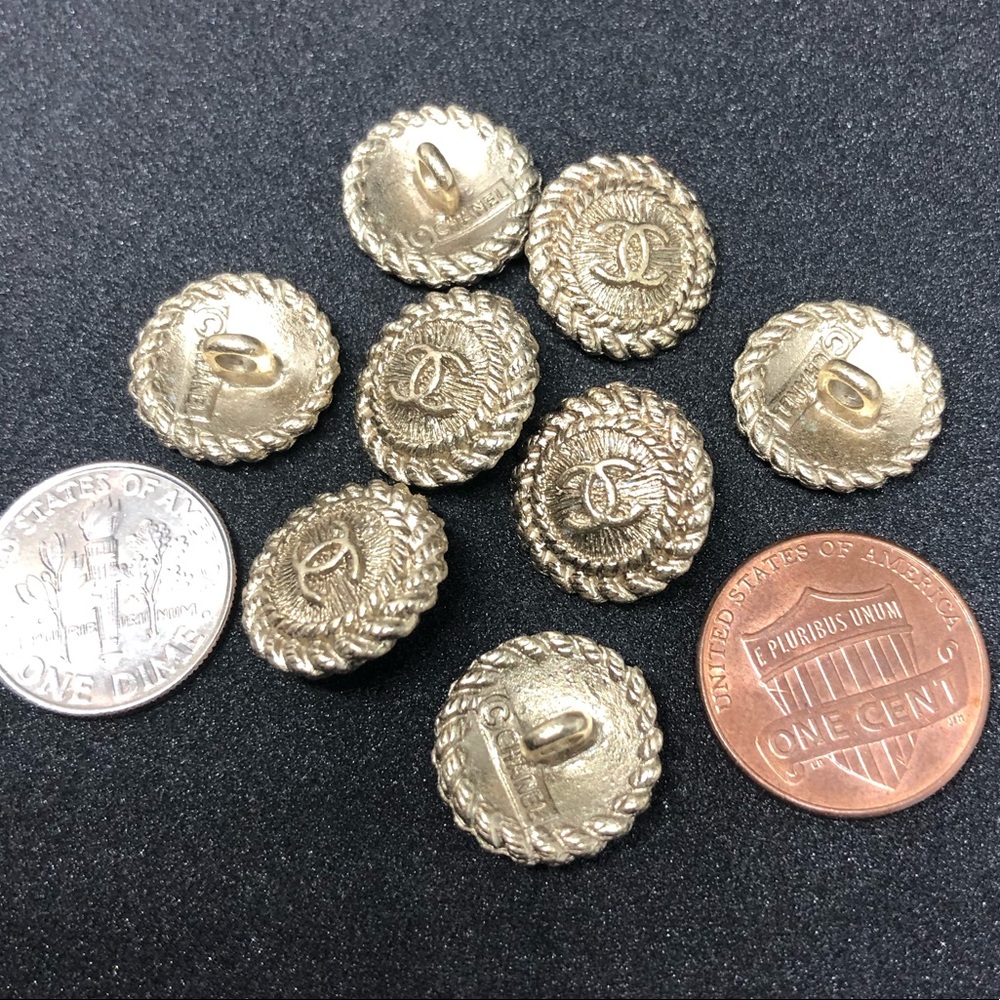 Chanel buttons. - Picture 3 of 4
